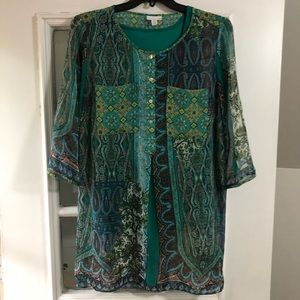Super cute top to wear with jeans or leggings.